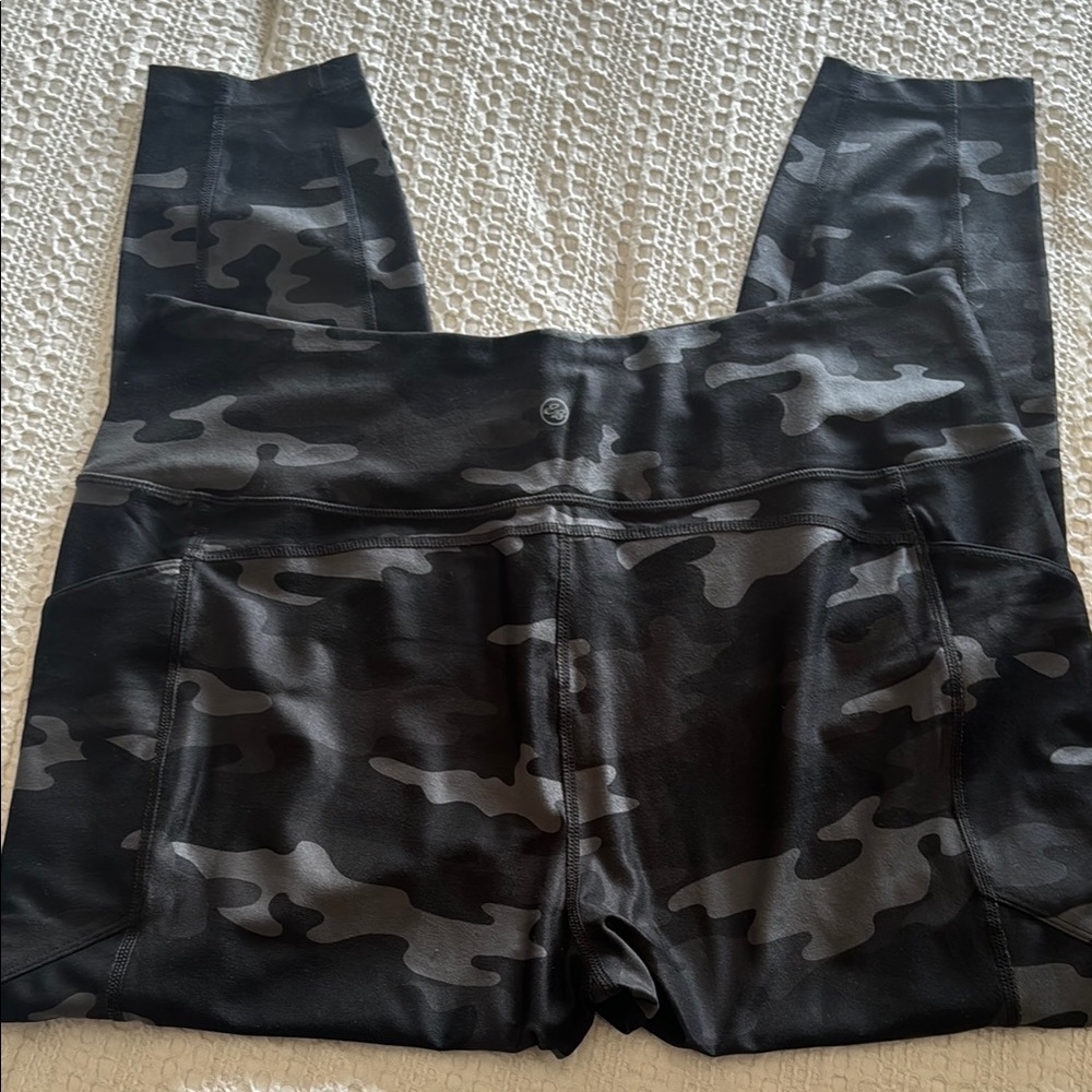 🆕 Eddie Bauer Black Camo 7/8 Leggings with Pockets. XL. NWT💥 - Picture 5 of 5